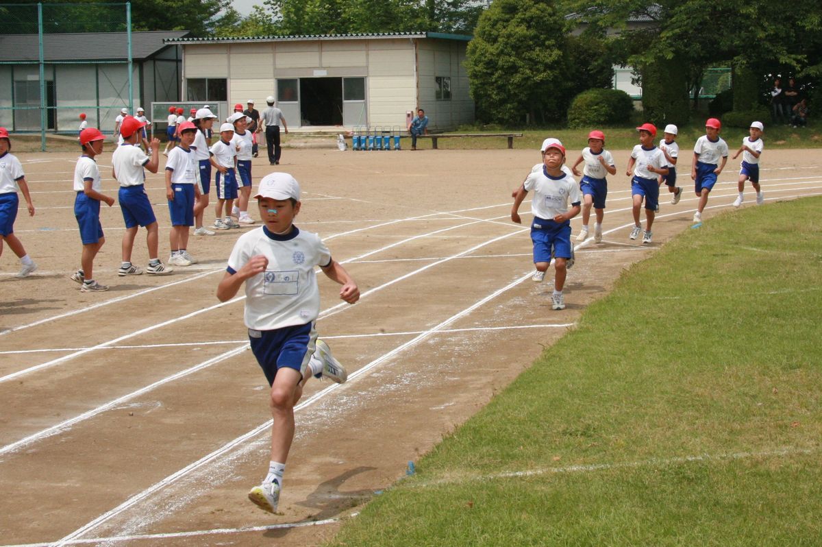 懸命に走る1000メートル走男子