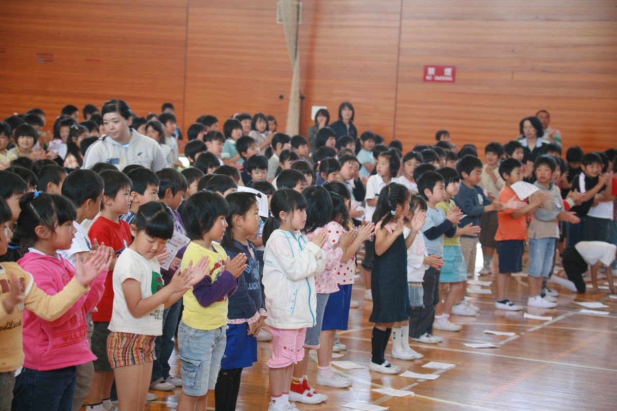 素晴らしい演奏に大きな拍手を送る児童たち