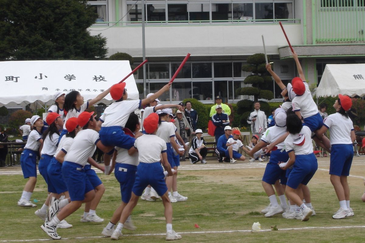 6年生による「熊町野馬追・神旗争奪戦」