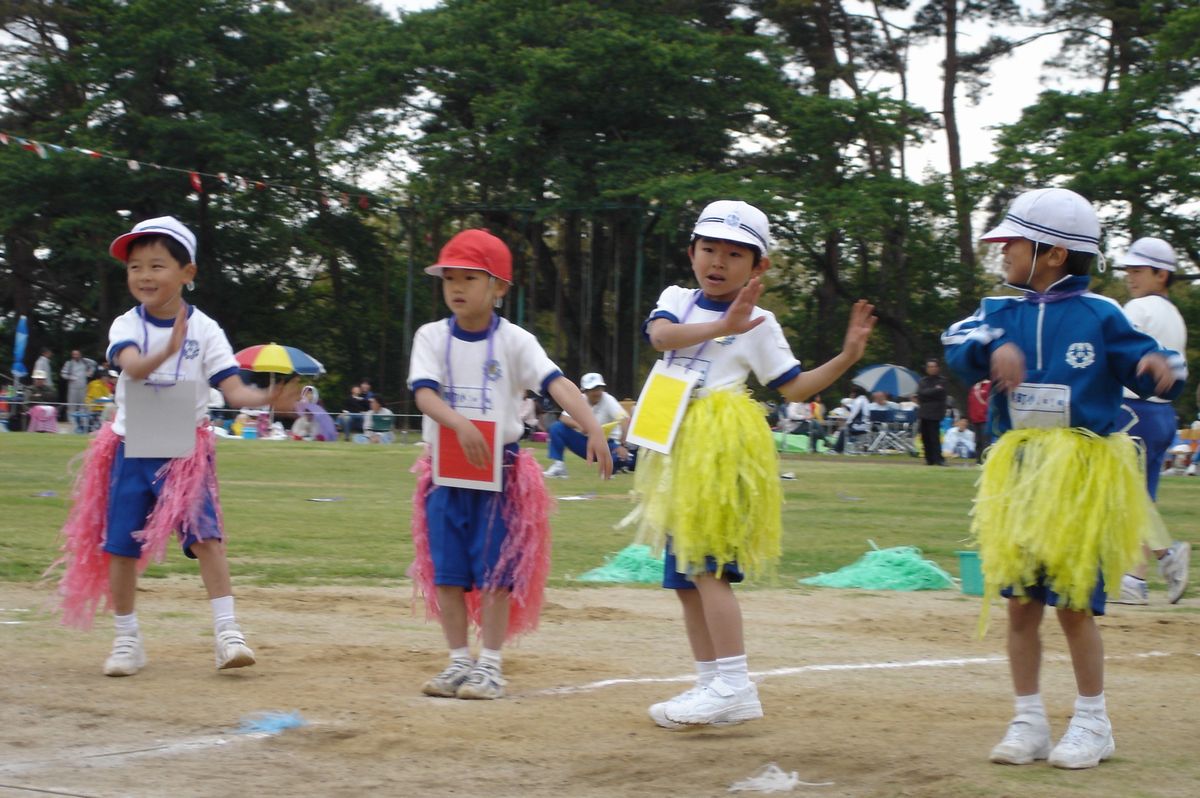 かわいらしいフラダンスを踊る2年生