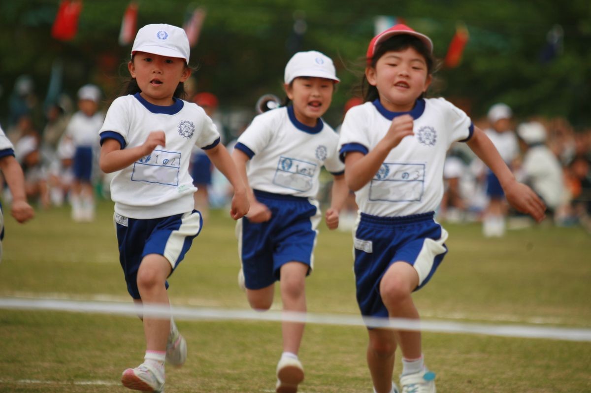 「50メートル走」初めての運動会で一生懸命走る1年生女子