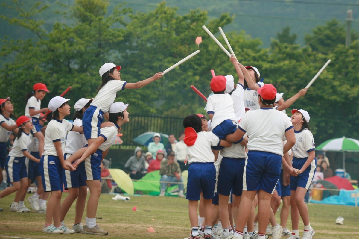 「大野野馬追・神旗争奪戦」空から降る神旗（パラシュート）を争奪する6年生