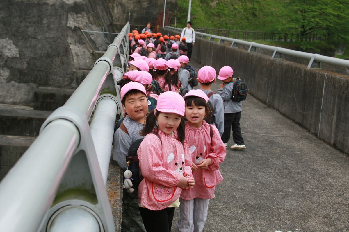 坂下ダムを訪れ、ニコニコ嬉しそうに見学する園児たち（2）