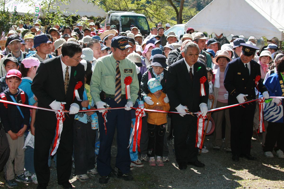 山開き式での神事に続き、テープカットをする志賀町長、渡辺議会議長ら