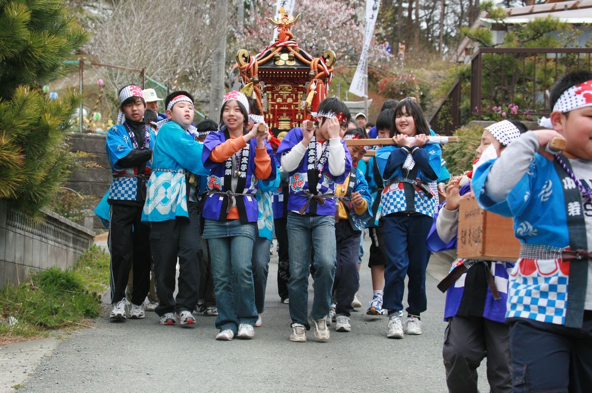 聖徳太子神社からの坂道を下る子ども神輿