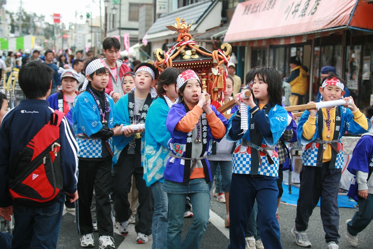 駅前通り商店街を練り歩く子ども神輿（2）