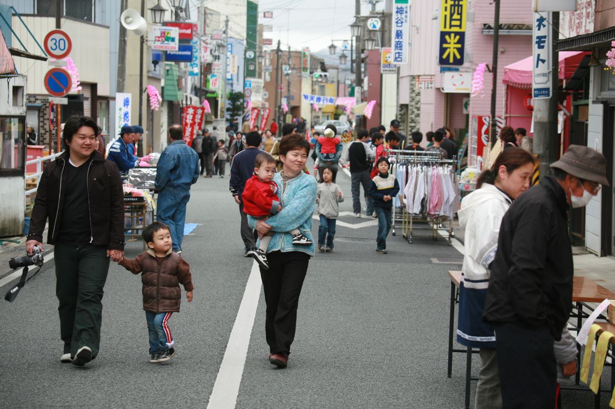 たくさんの町民でにぎわう駅前通り商店街