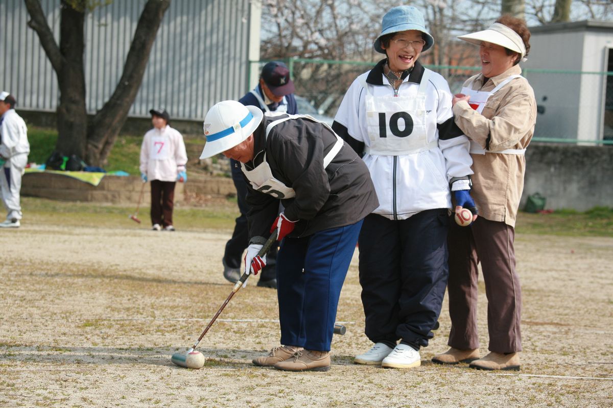 児童公園で行われた大会で熱戦を繰り広げる参加者