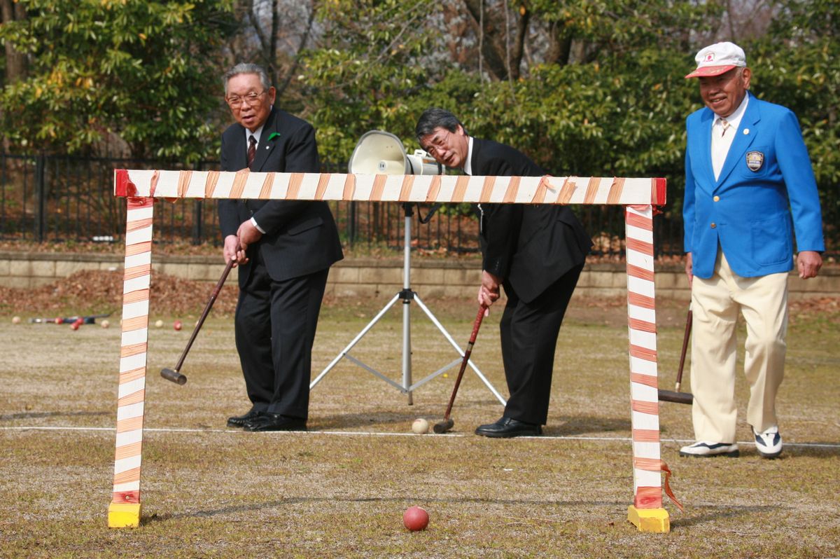 始球式を行う志賀町長ら