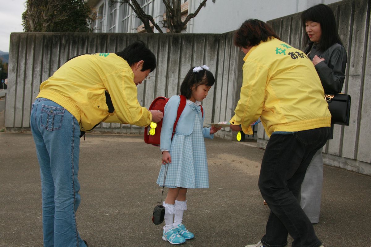 交通事故防止のパンフレットを受け取る新1年生