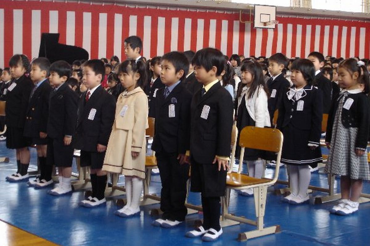 入学式に臨む63人の新1年生