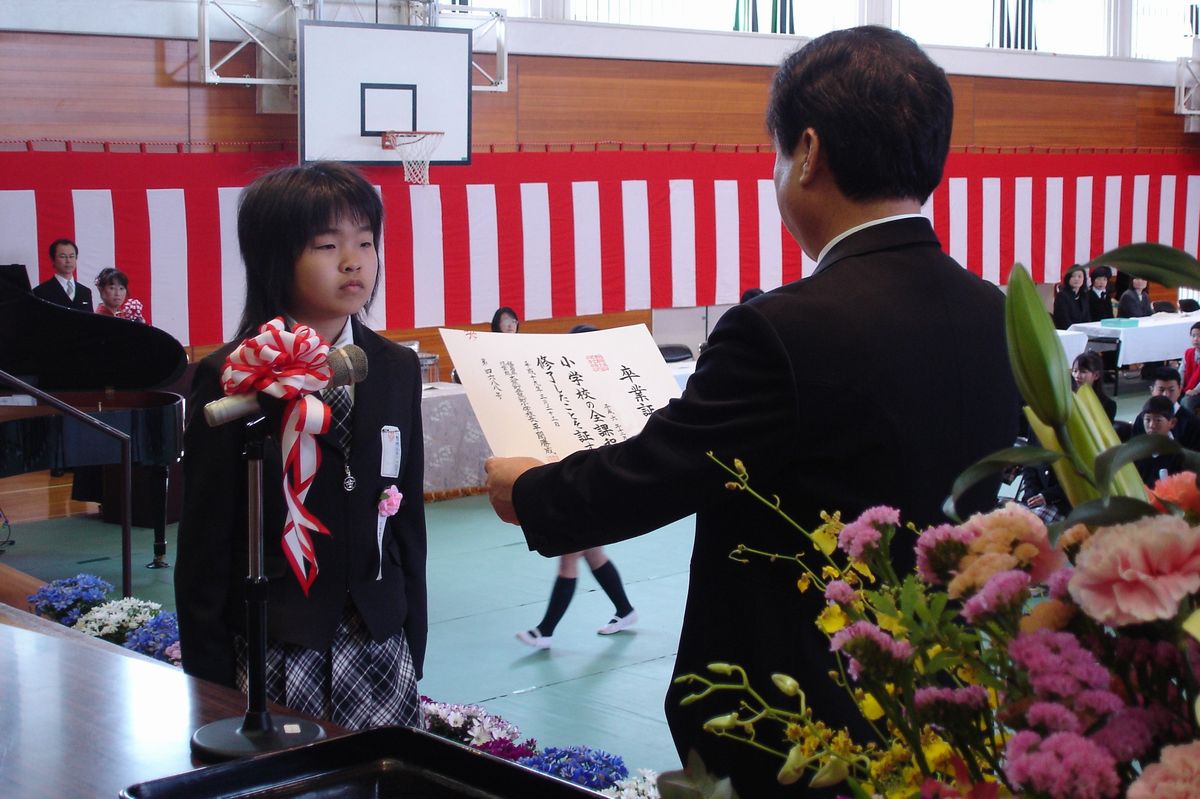 校長先生から卒業証書を受け取る卒業生