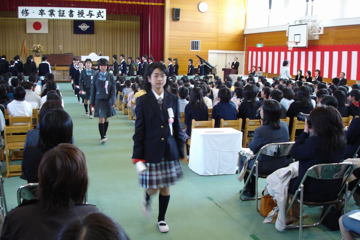 保護者の方、教職員、在校生らのたくさんの拍手の中退場する卒業生