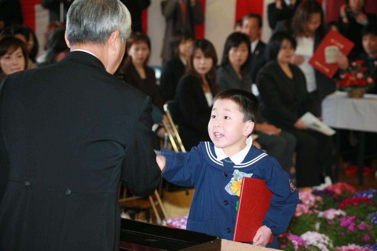 終了証書を受け取った後、園長先生に「ありがとうございました」とお礼を伝える卒園児