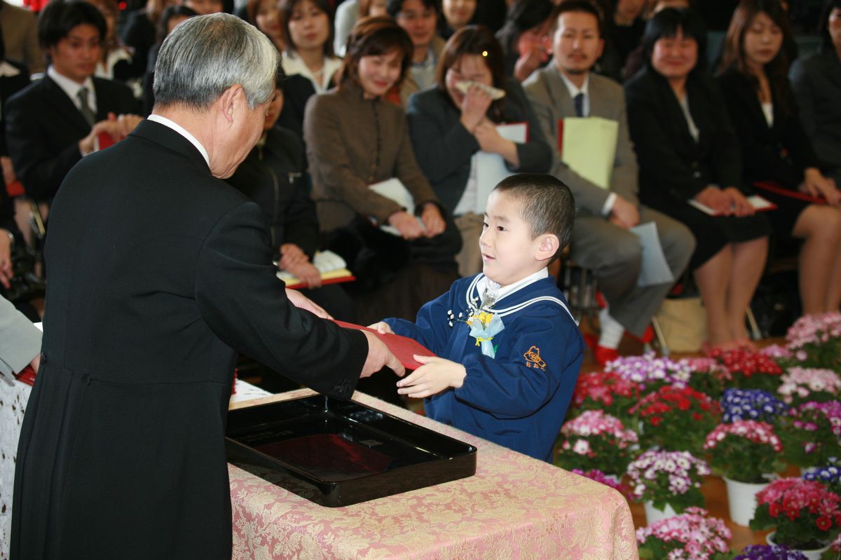 笑顔で終了証書を受け取る園児