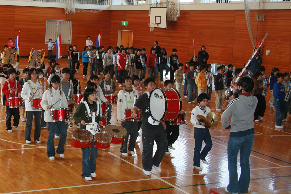 6年生から指揮棒を譲り受け、演奏をする5年生以下の鼓笛隊