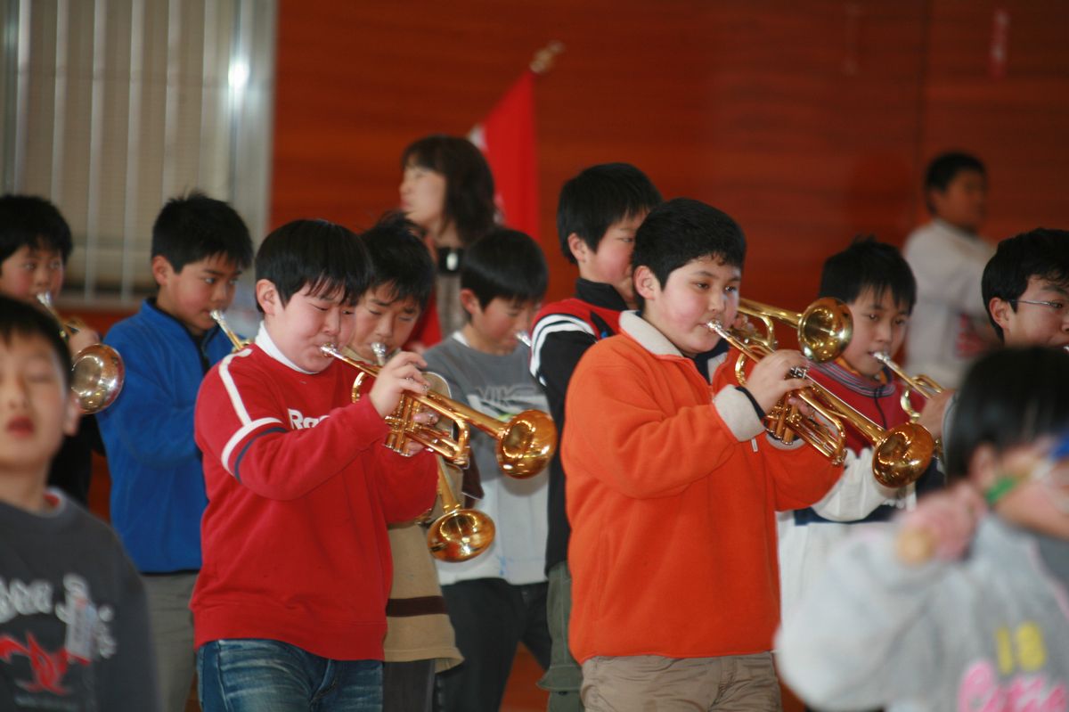 6年生から指揮棒を譲り受け、演奏をする5年生以下の鼓笛隊（3）