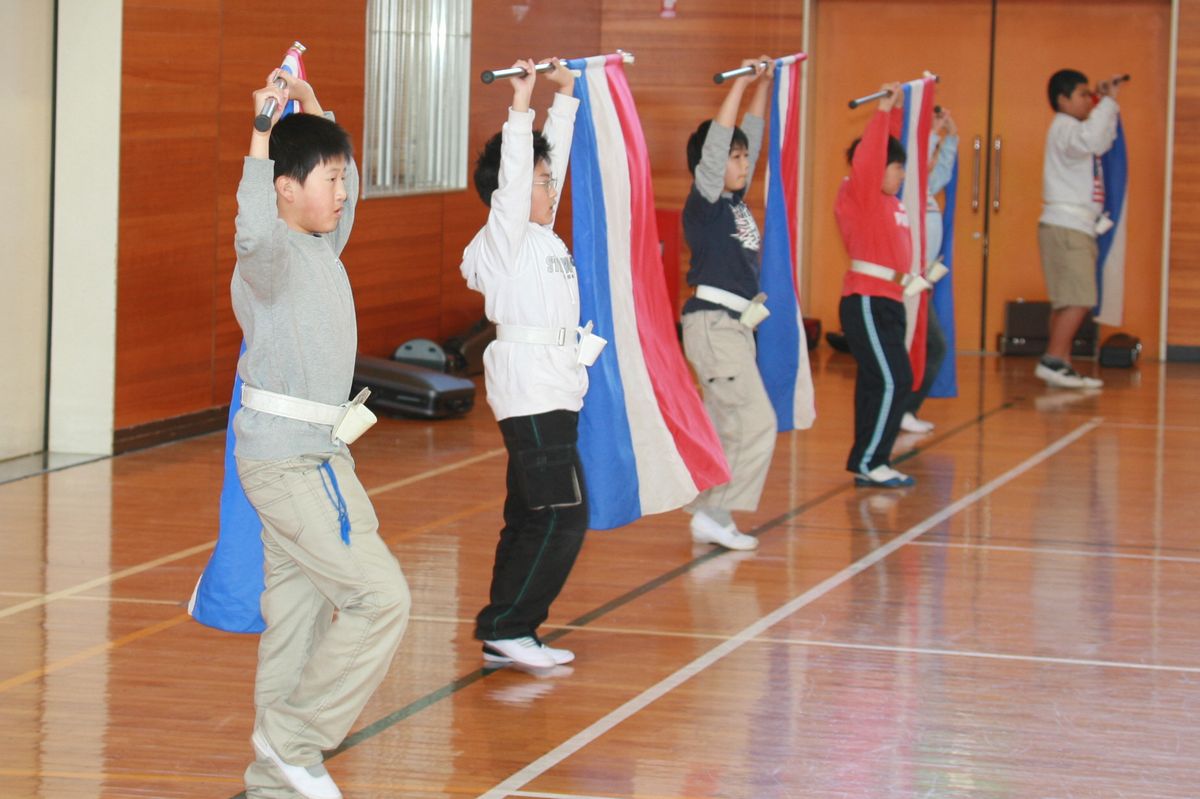 6年生から指揮棒を譲り受け、演奏をする5年生以下の鼓笛隊（3）