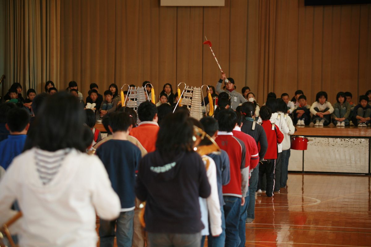 5年生以下の演奏を見守る6年生一同