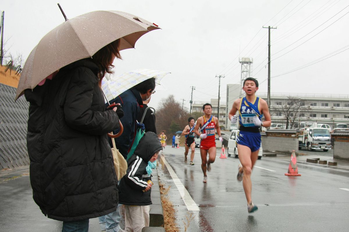 雨の中、懸命に坂道を駆け上がる選手たち