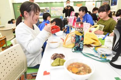 つきたてのお餅を食べる児童たち