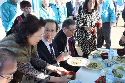 料理を試食する内堀知事