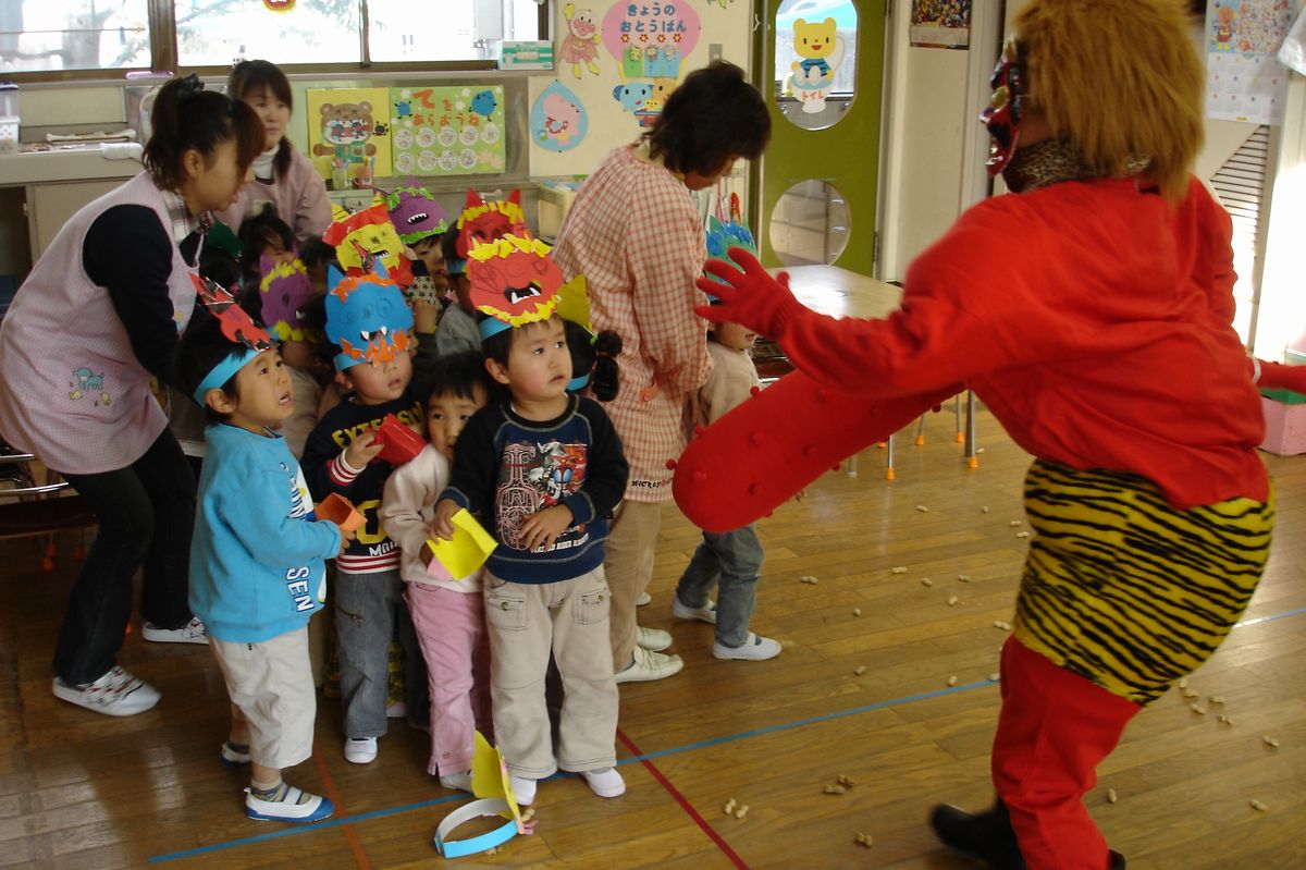 鬼を目がけて元気いっぱい豆まきをする子どもたち