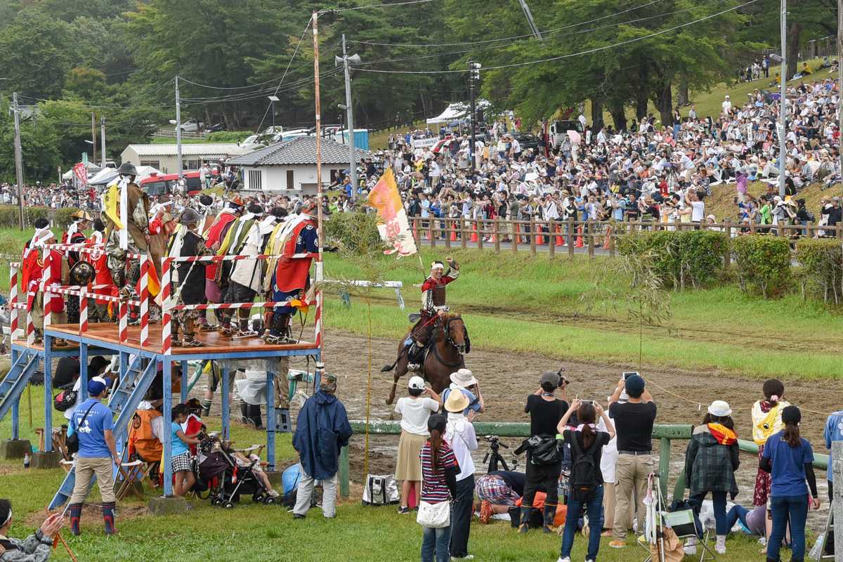 甲冑競馬を1着でゴールした吉田さん