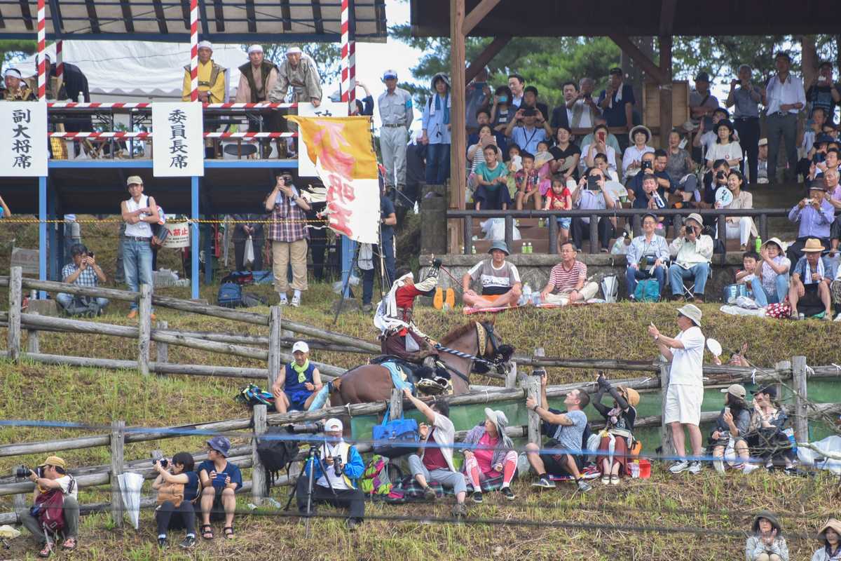 褒賞を受けるため羊腸の坂を登る吉田さん