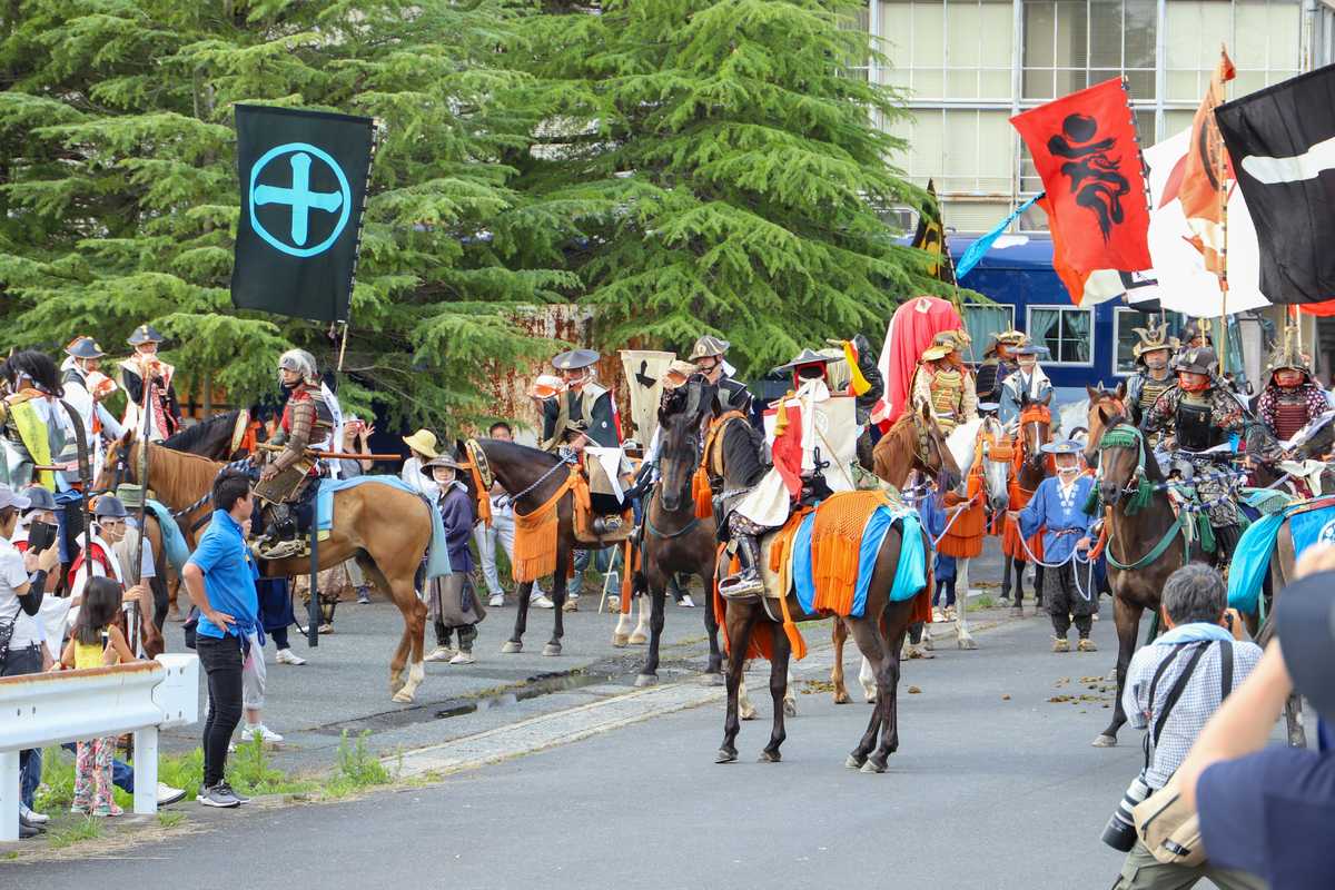 震災後初の標葉郷凱旋行列に出発する騎馬武者たち