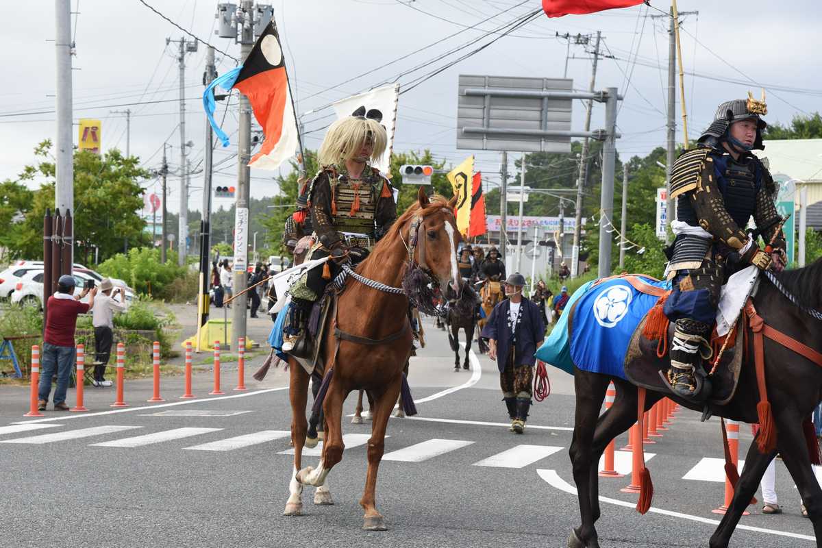 浪江町内を行進する小野田さん