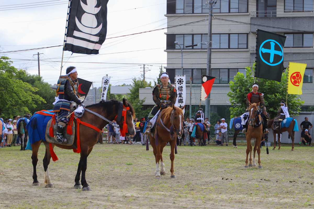 標葉郷本陣に並ぶ大熊町騎馬会の騎馬武者たち