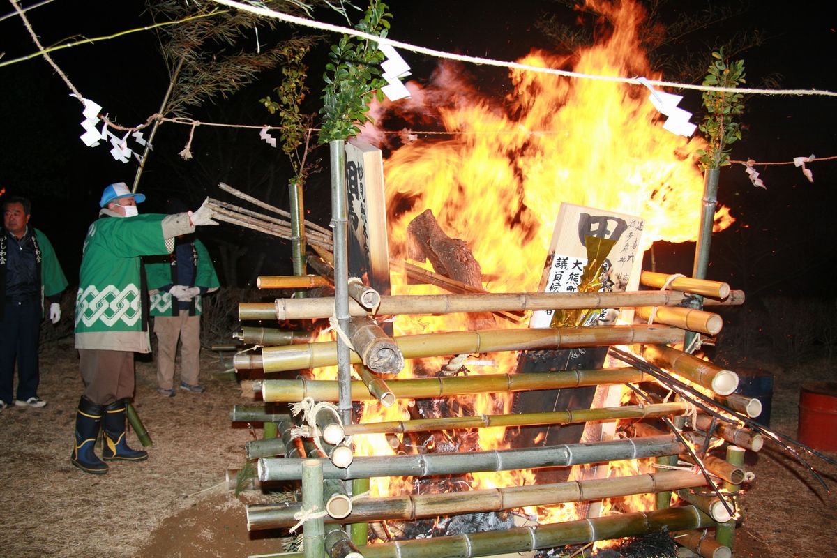 しつらえたやぐらに持参したしめ縄や正月飾りなどを入れ燃やす町民たち