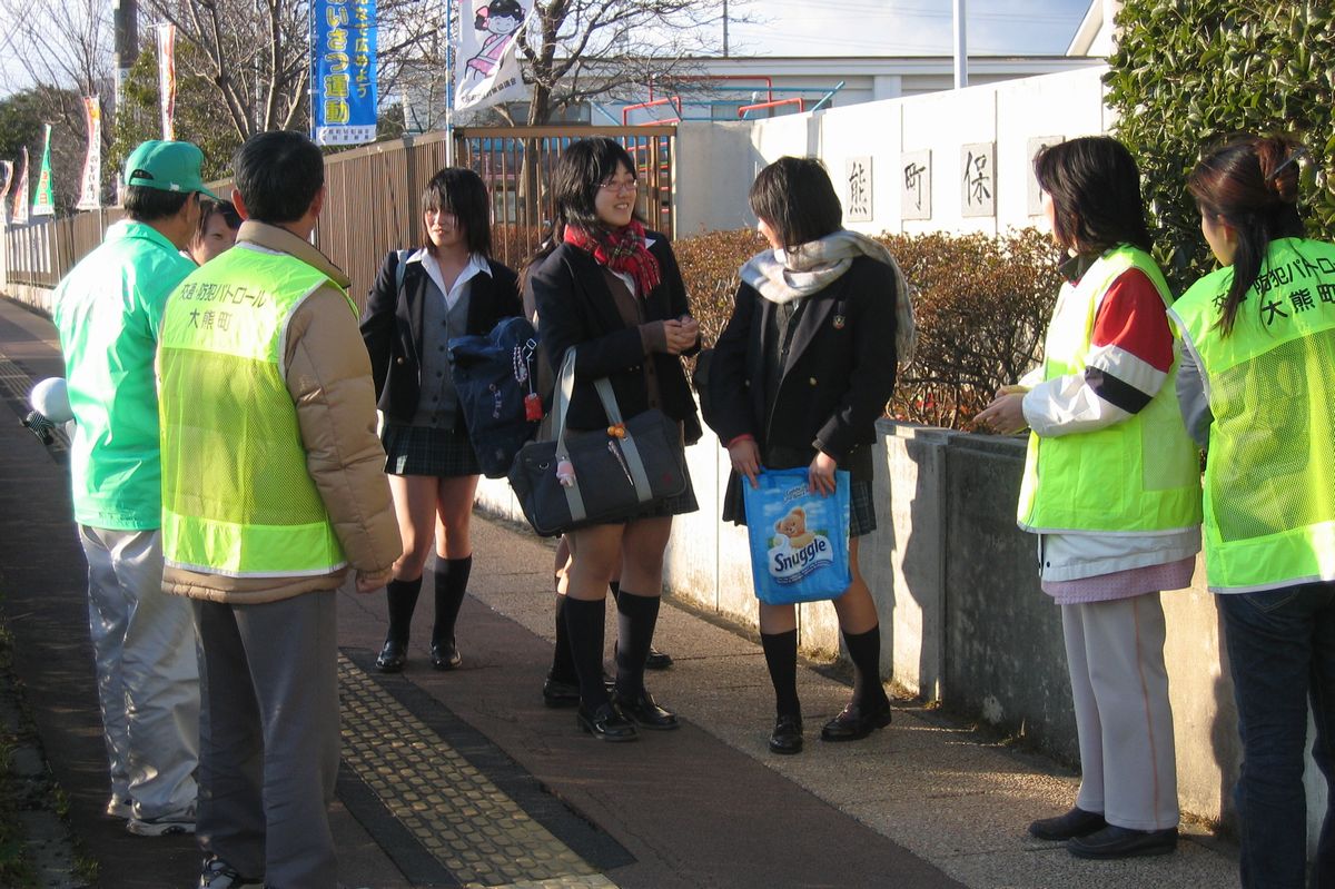 街頭指導を行う防犯協会熊3区部会と防犯指導隊、大野幼稚園PTAの皆さん