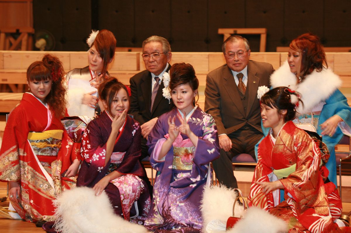 渡辺町長、武内教育長を囲み記念写真を撮る新成人