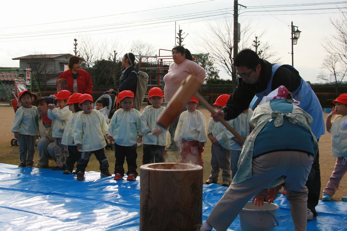 先生の迫力あるもちつきをじっと見つめる子どもたち