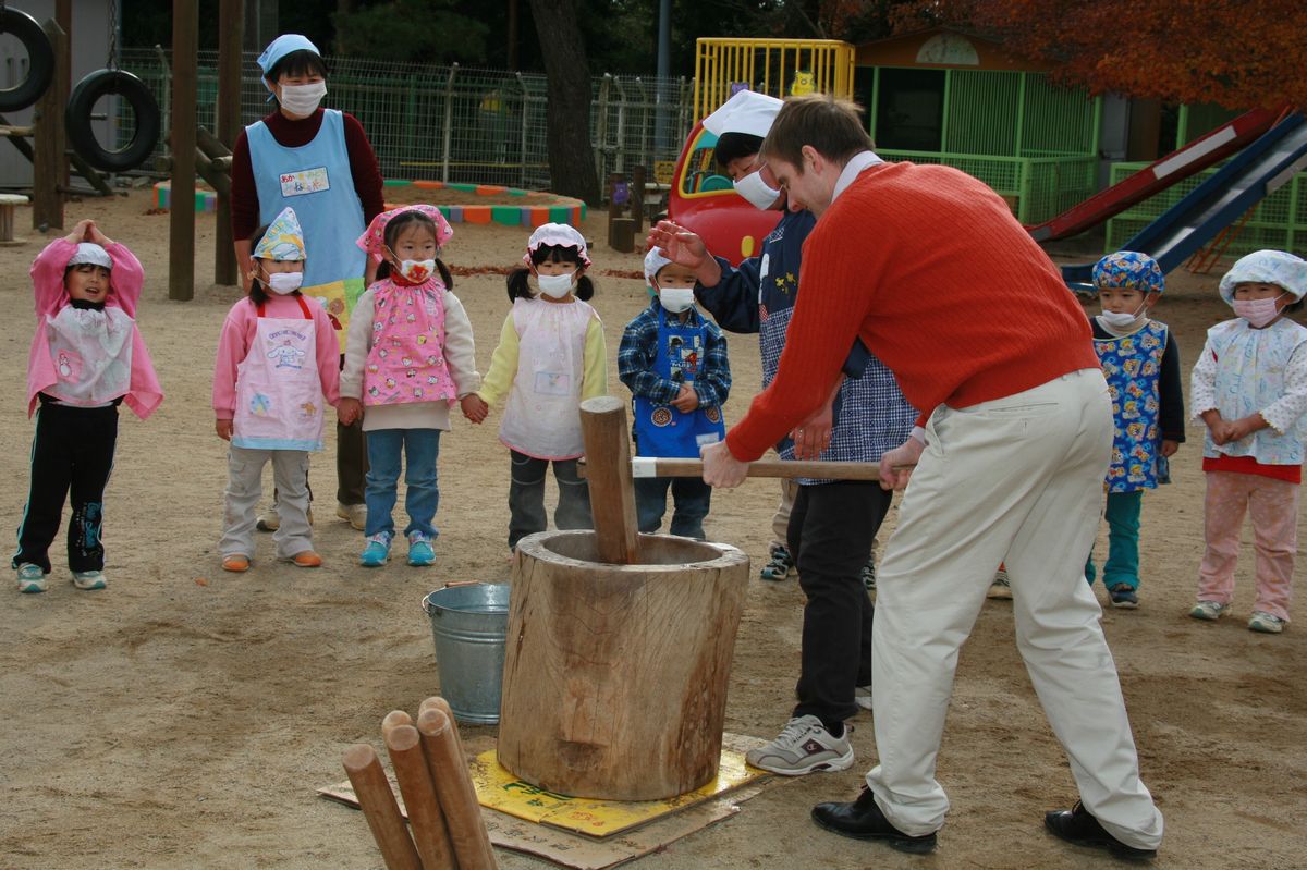 大きな掛け声で先生のもちつきを応援する園児たち