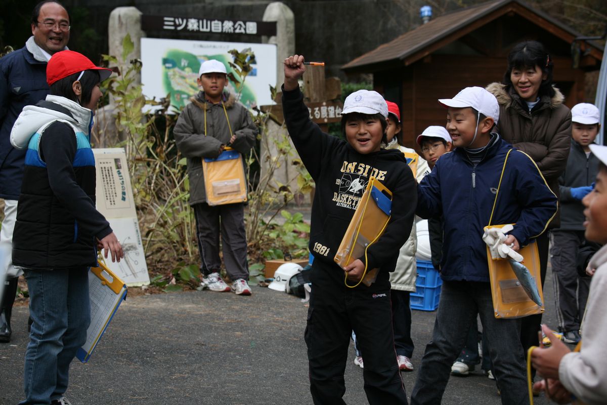 相双農林事務所富岡林業指導職員の出すクイズに正解し、ガッツポーズをして喜ぶ児童