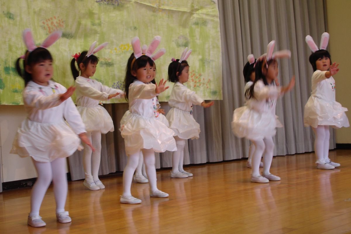 「ダンシングうさこちゃん」真っ白の衣装とウサギの耳を付けてかわいらしく踊る園児たち