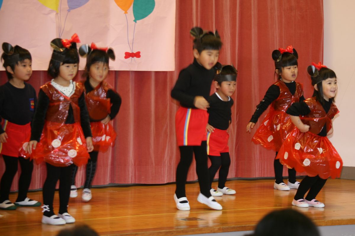 ミッキーマウス、ミニーマウスの衣装に身を包み元気よくダンスする園児たち