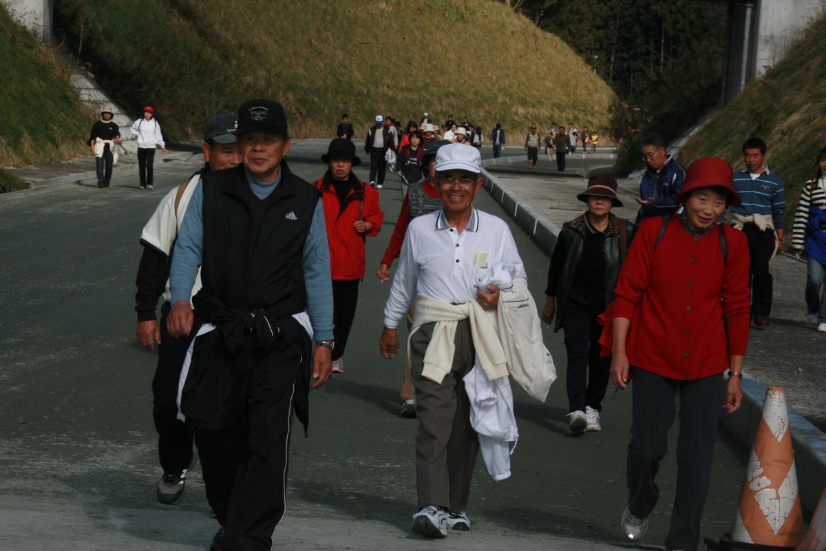 整備が進む浜街道を歩く参加者たち