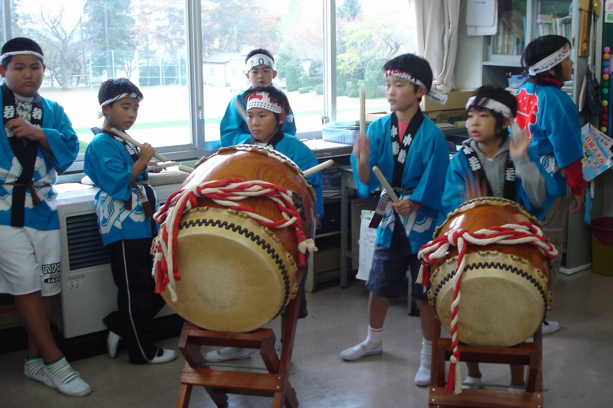 法被を着て、和太鼓を披露する児童たち