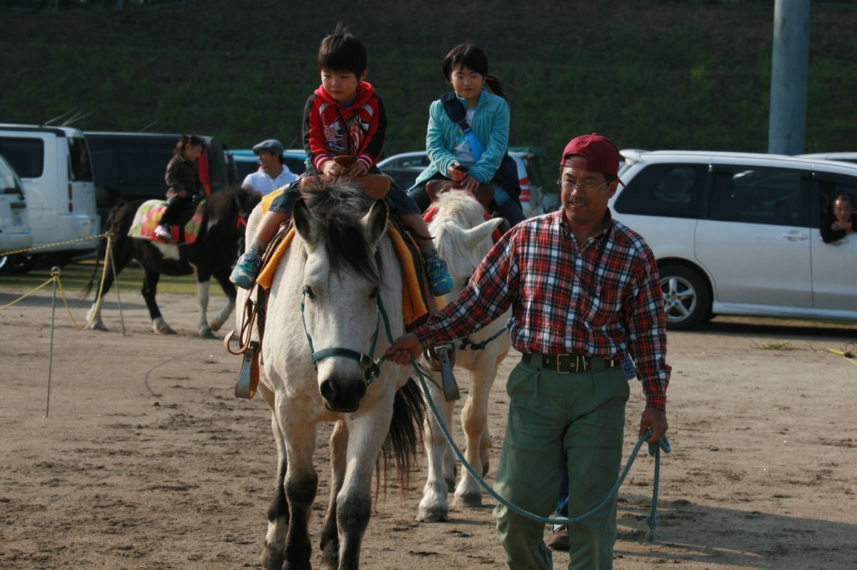 ポニー乗馬体験を楽しむ子どもたち