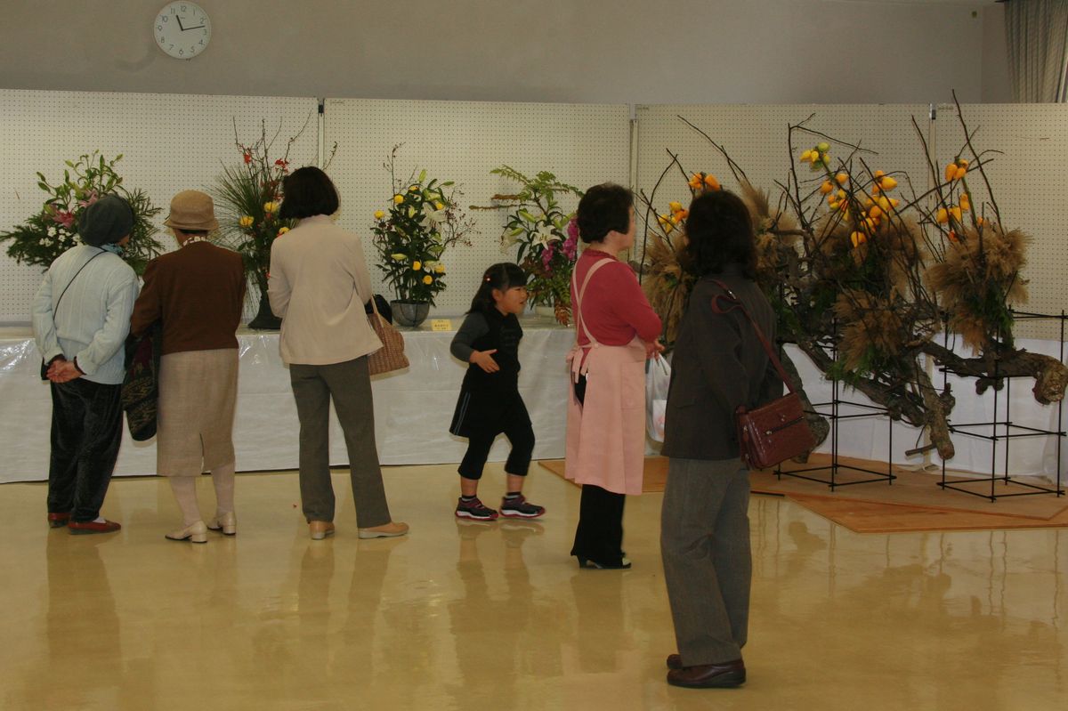 文化団体連合会文化部による見事な生け花を観賞する来場者