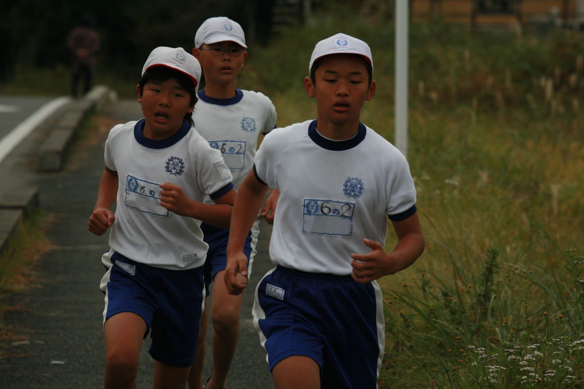 小学校生活最後のマラソン大会、力強い走りで懸命に走る6年生