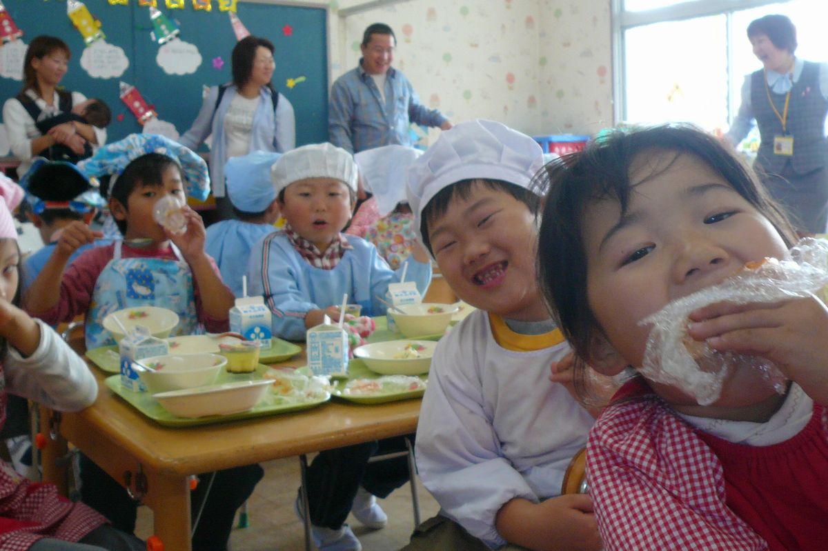 子どもたち全員が笑顔で過ごす給食の時間