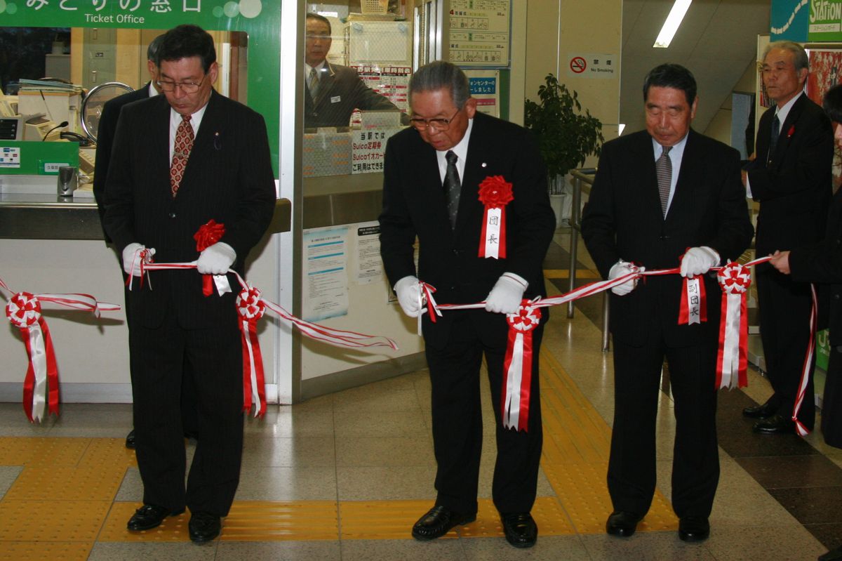 大野駅で行われた出発式でテープカットを行う志賀町長ら