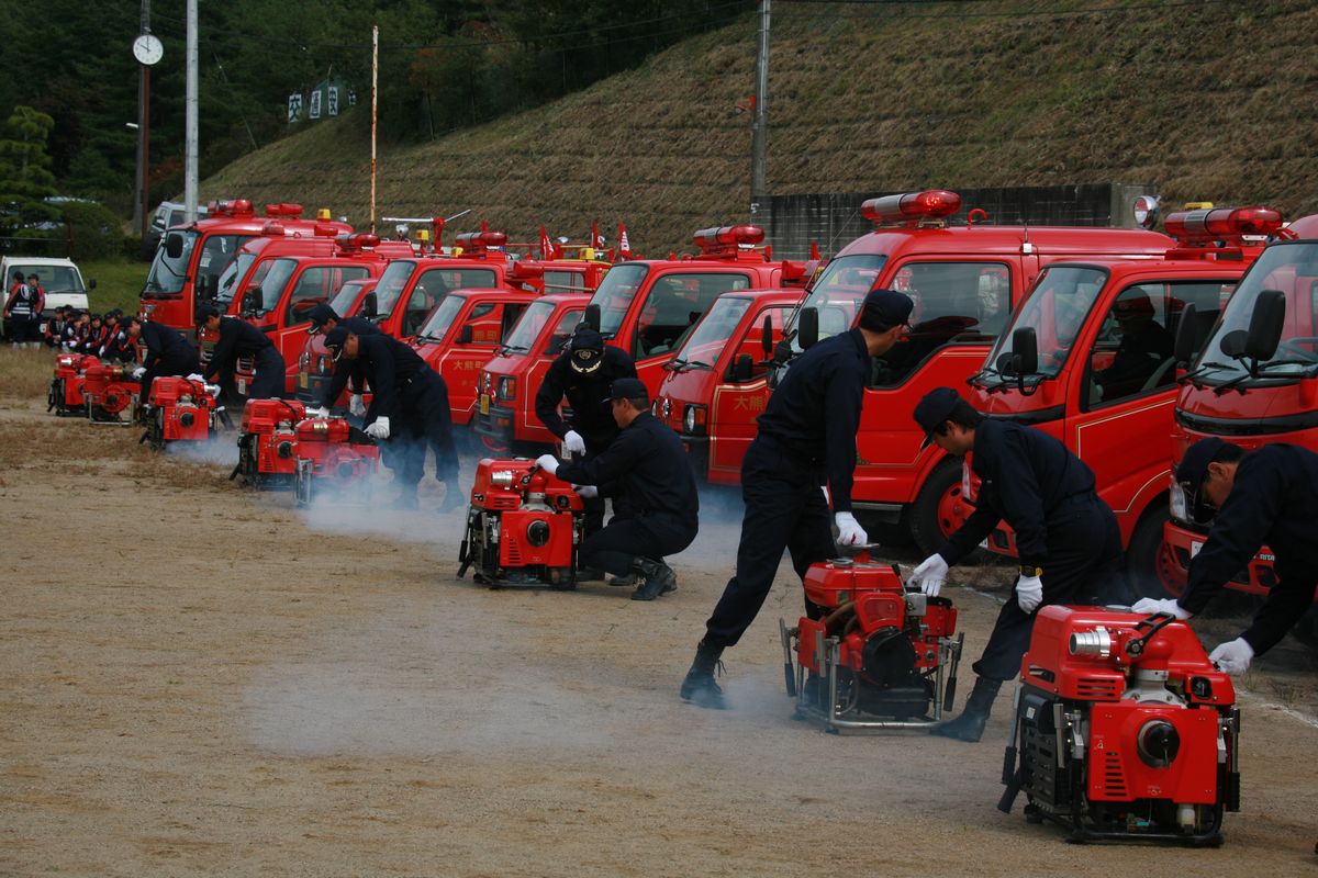 小型動力ポンプ操法訓練を行う消防団員