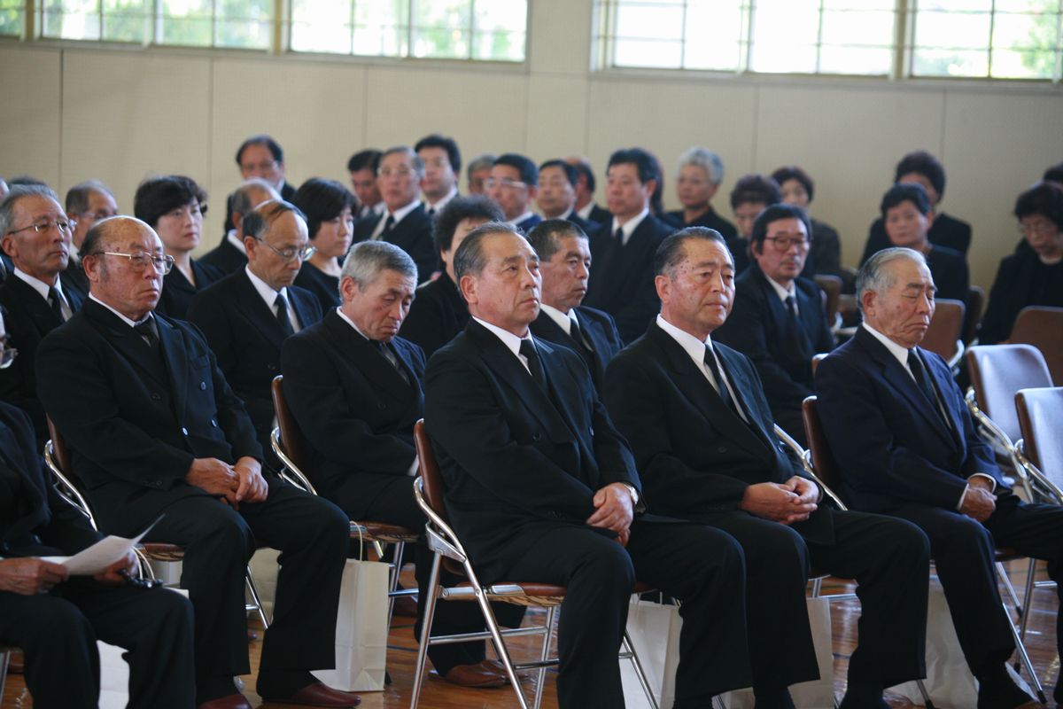 式に参列した遺族や各界の代表者