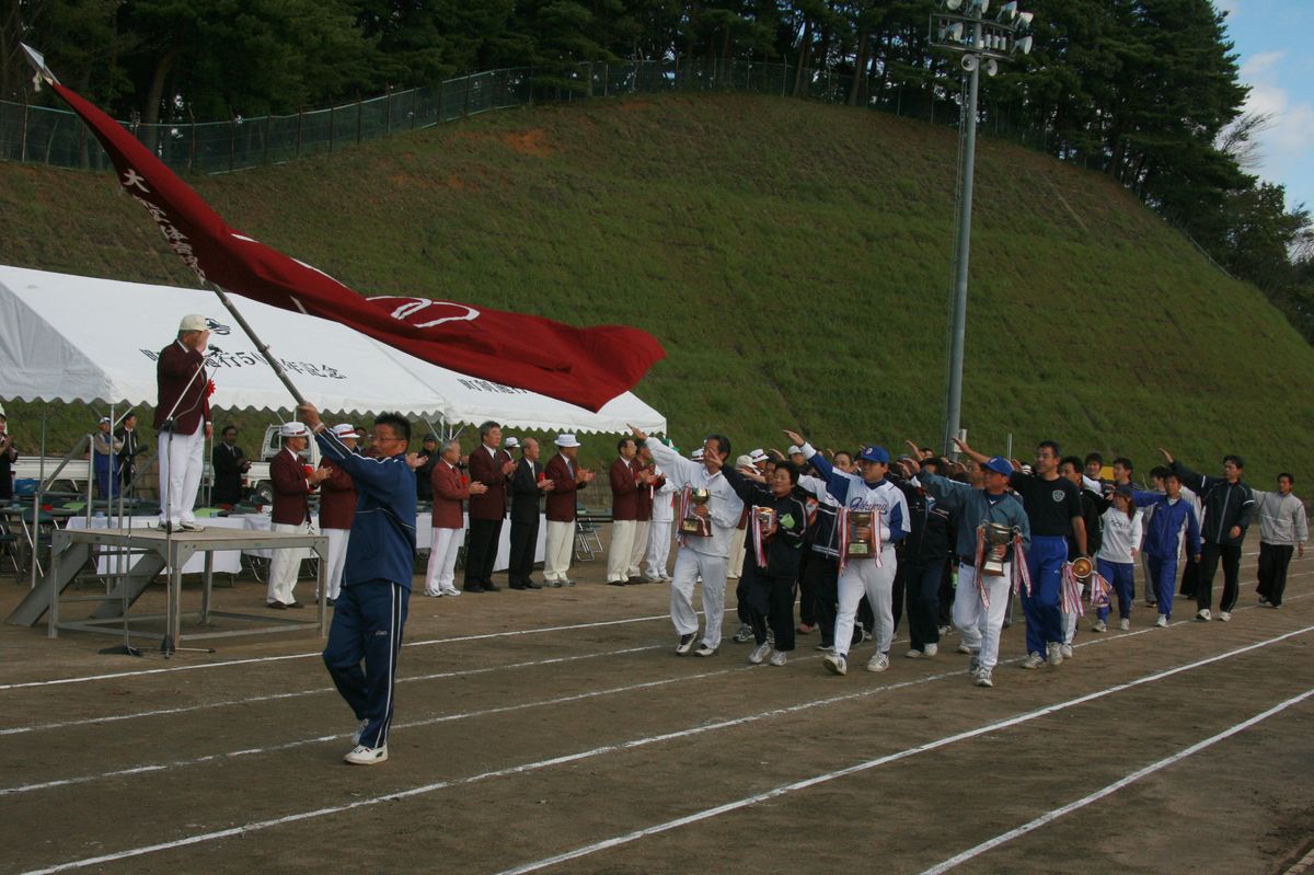 開会式で入場行進する参加選手たち